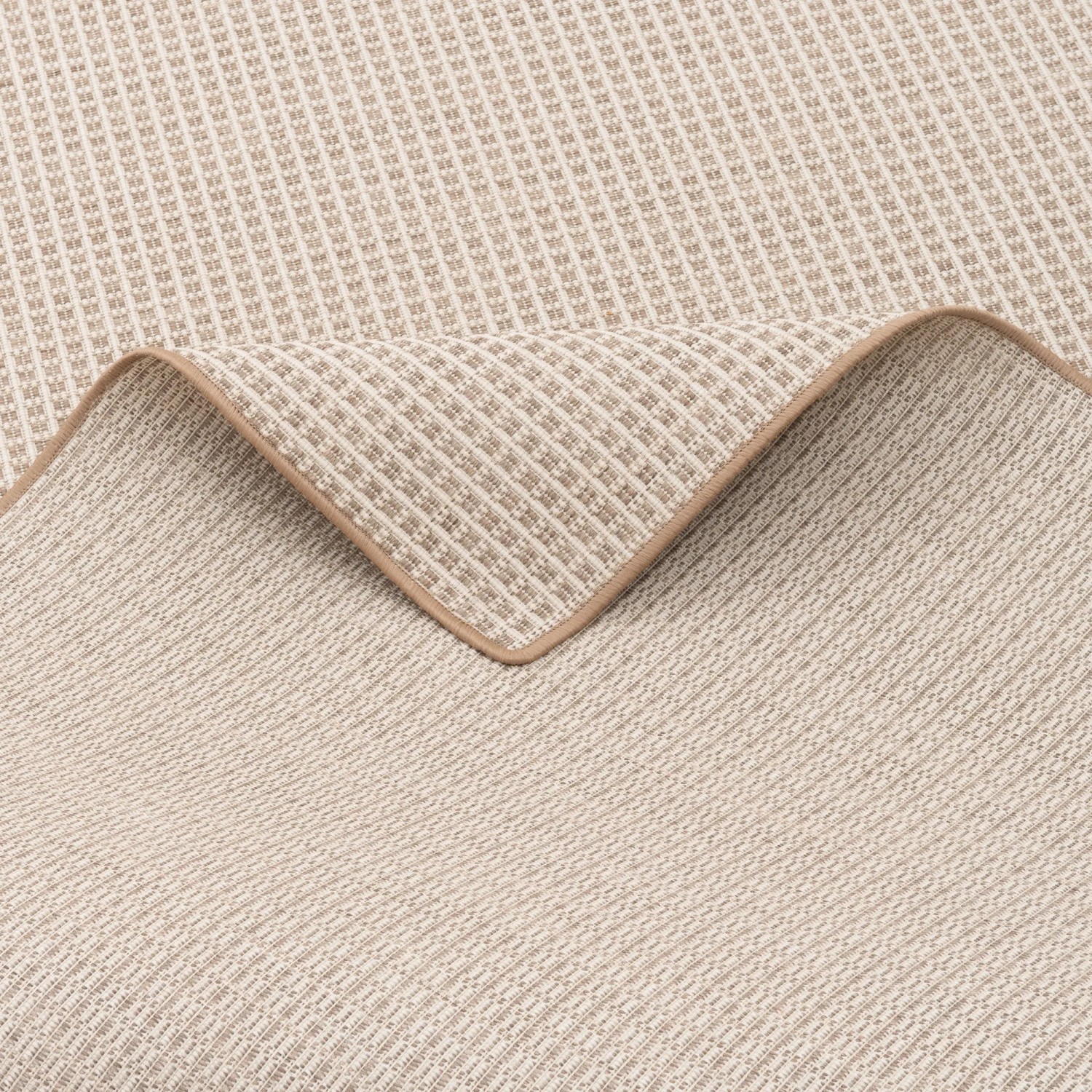 Detailansicht des beige-creme farbenen Snapstyle In & Outdoor Teppich Oslo mit Karomuster.
