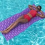Frau entspannt auf lila Bestway Luftmatratze Float'n Roll (213x86cm) im Pool.