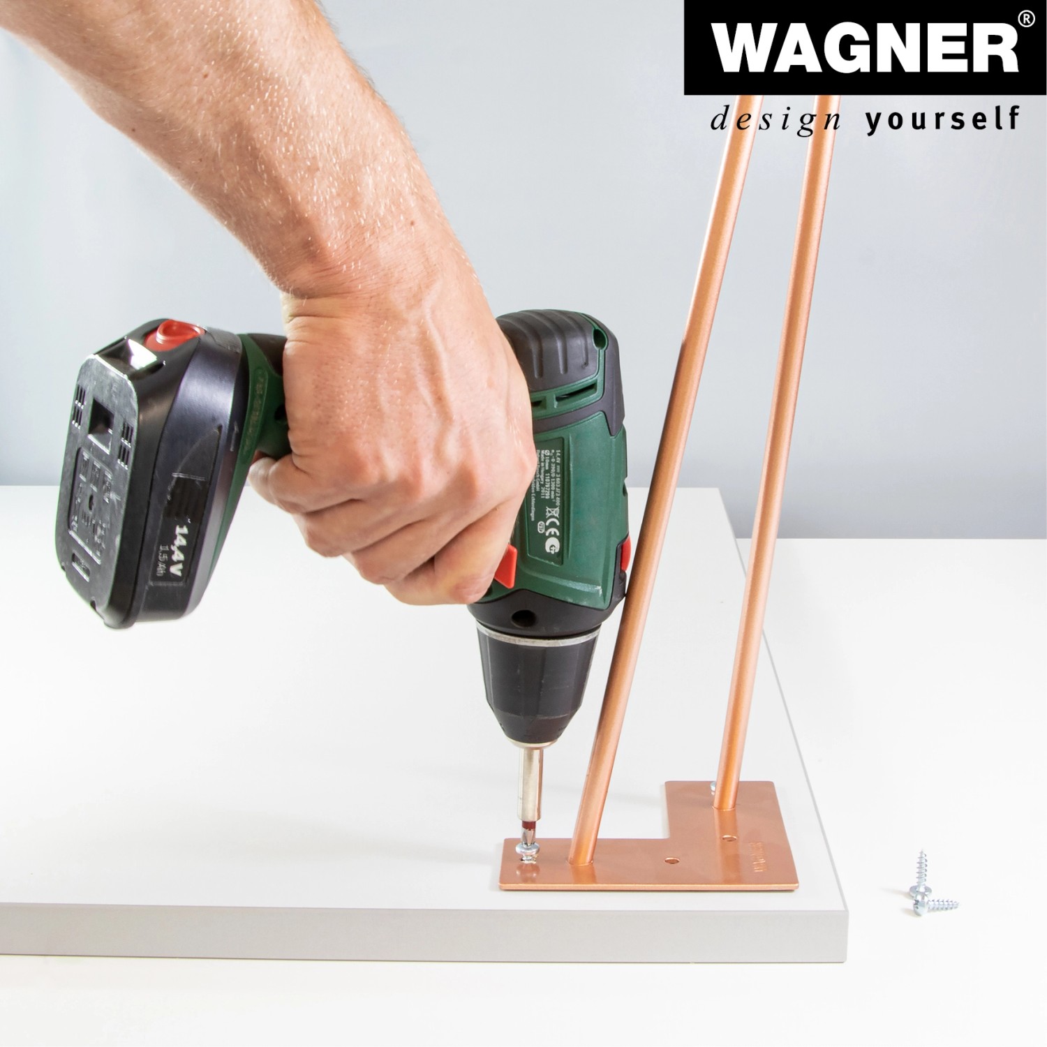 Montage eines mossgrauen Wagner Hairpin Möbelbeins (710 mm) mit Akku-Schrauber.
