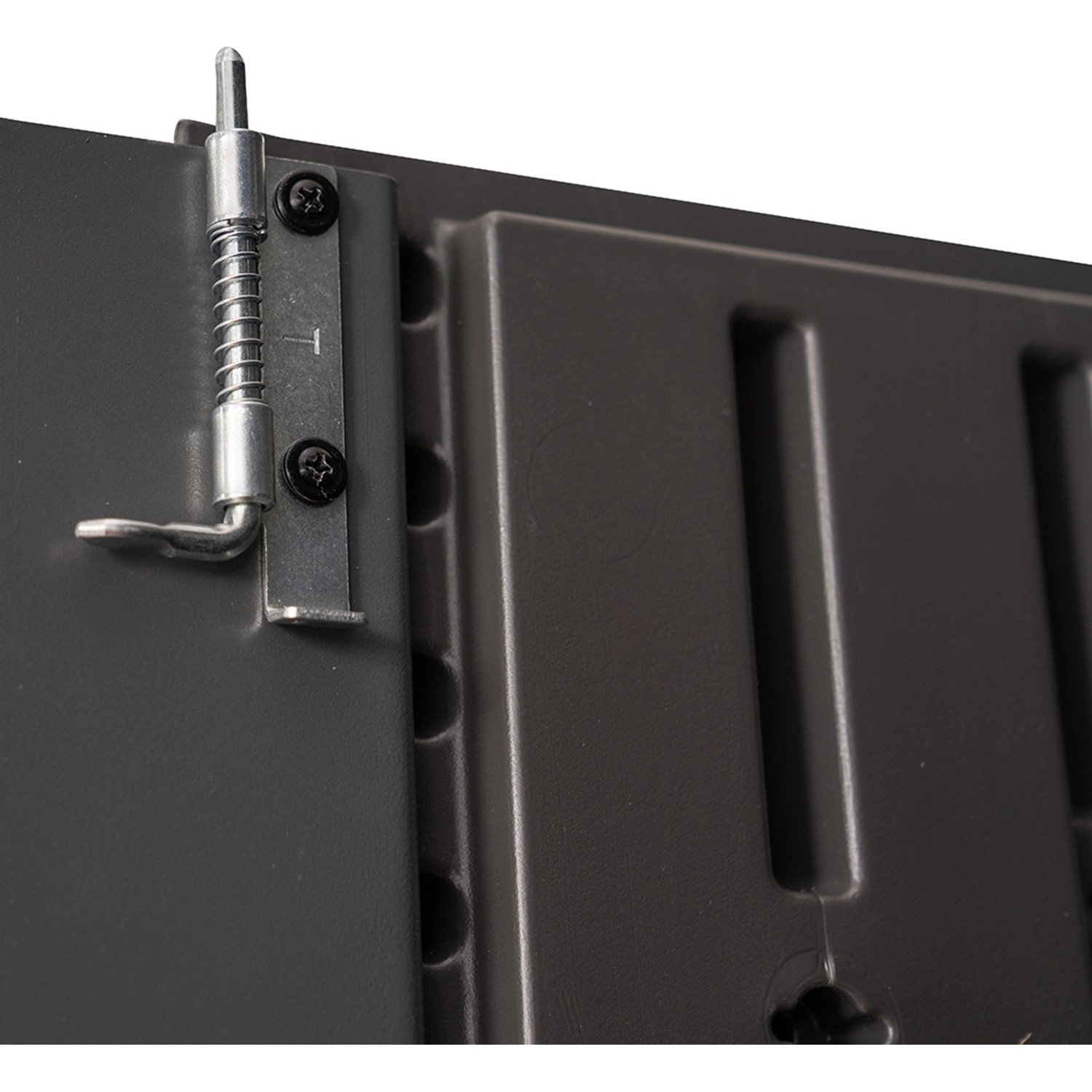 Detailaufnahme: Verriegelung am Lifetime Kunststoff-Gerätehaus, dunkelgrau.