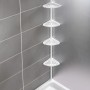 Weißes Wenko Teleskop-Eckregal Opal aus Stahl im Badezimmer mit vier Ablagen.