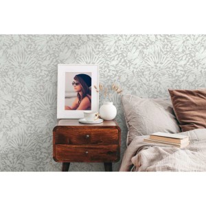 Graue Tadessi Vliestapete mit floralem Blumenmuster an der Wand. Dekorative Tapete für Ihr Zuhause.