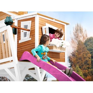 Axi Max Spielhaus mit lila Rutsche: Kinder spielen im braun-weißen Holz-Spielturm mit Sandkasten.