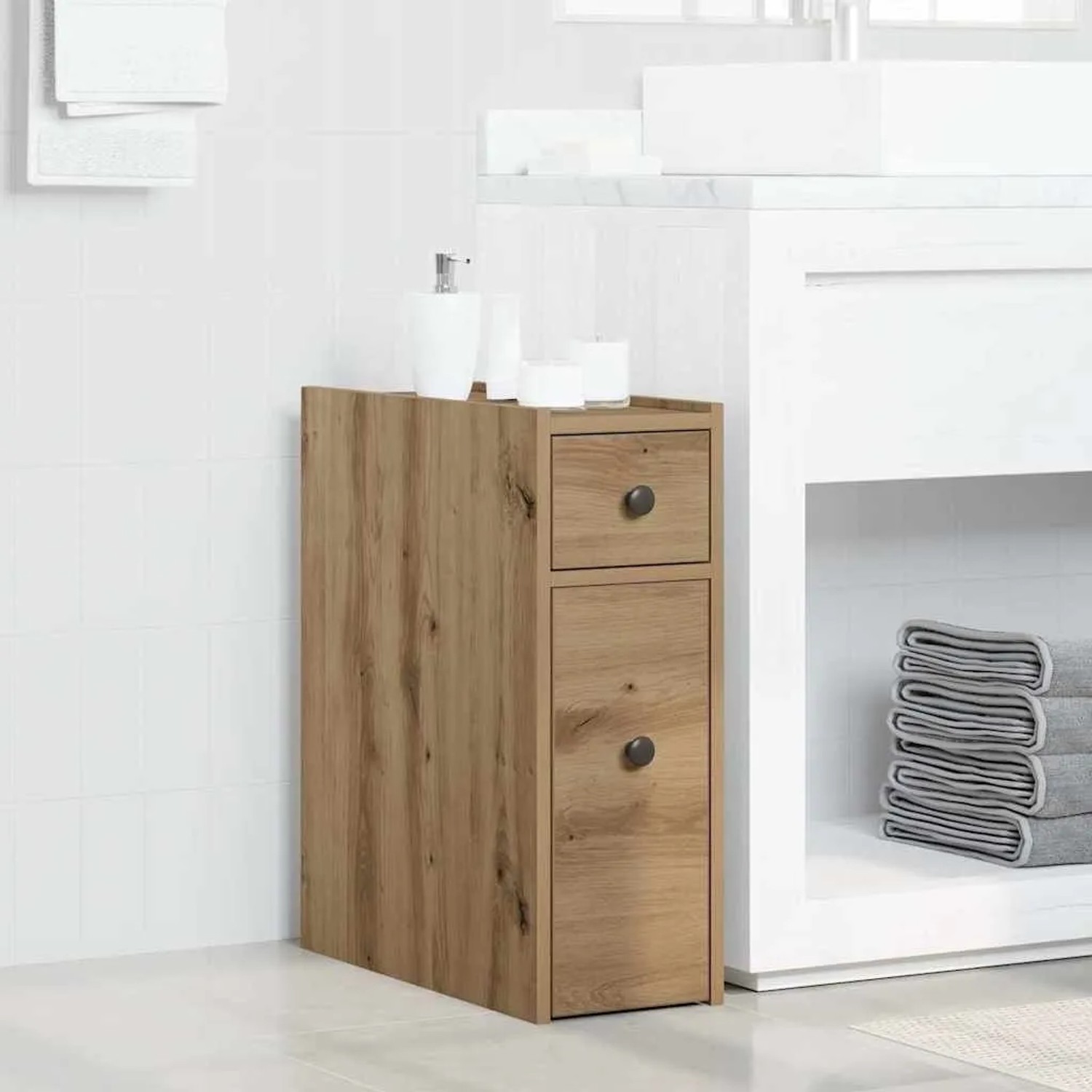 Schmaler Badschrank Artisan-Eiche aus Holzwerkstoff mit Schublade, Tür und Rollen. Ideal für Bad oder Wohnzimmer.