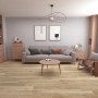Wohnraum mit Click-Vinylboden Weserpark Eiche. Der Boden ist hellbraun und hat eine Holzoptik.