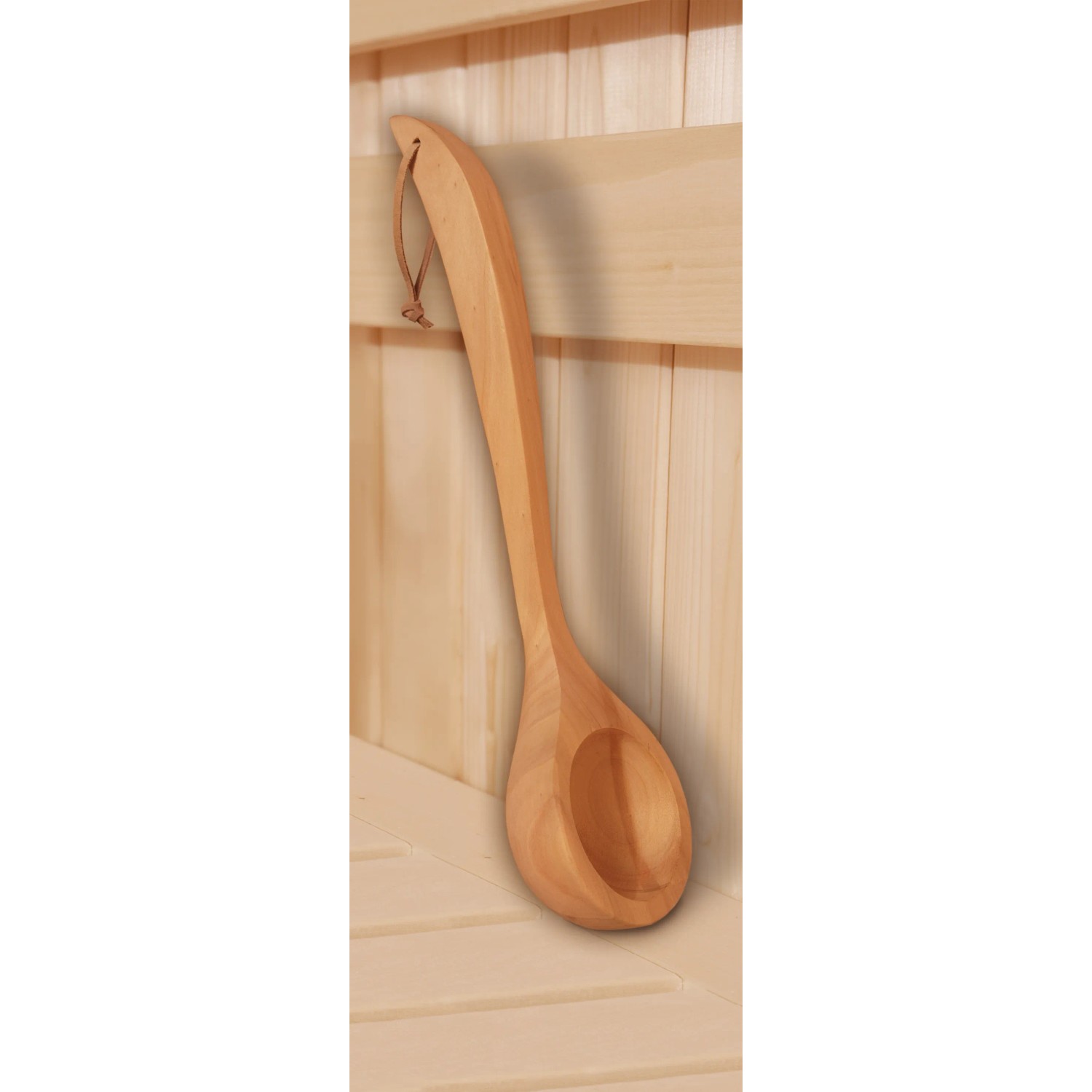 Weka Schöpfkelle aus hellem Holz für Saunaaufgüsse, hängend an einer Saunawand.