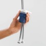 Detailaufnahme der Grohe QuickFix Spültischarmatur mit flexiblen Anschlussschläuchen.