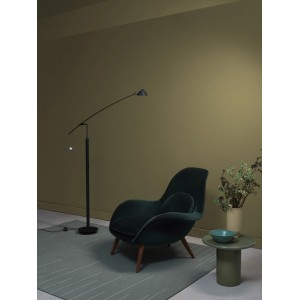 Wohnraum mit ELLE DECORATION Wandfarbe Go Green No. 368, Sessel und Stehlampe.
