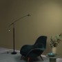 Wohnraum mit ELLE DECORATION Wandfarbe Go Green No. 368, Sessel und Stehlampe.