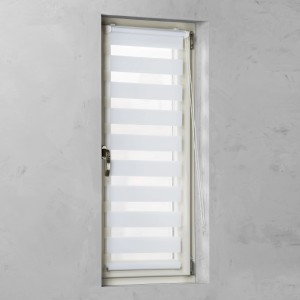 Weißes Cocoon Easy Fix Doppelrollo Tageslicht, 45x150 cm, am Fenster montiert.