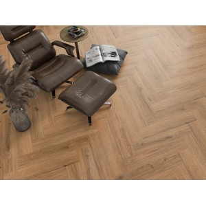 Verlegtes Classen Ville Laminat 8 mm Monegrillo Oak im Fischgrätmuster mit Sessel.