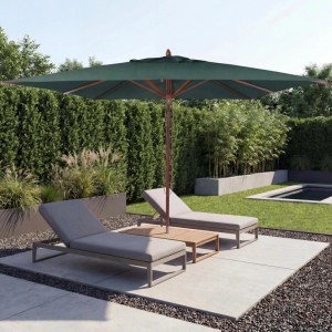 Dunkelgrüner, eckiger 3x3m Holz-Sonnenschirm mit Seilzug auf moderner Terrasse mit Liegen.