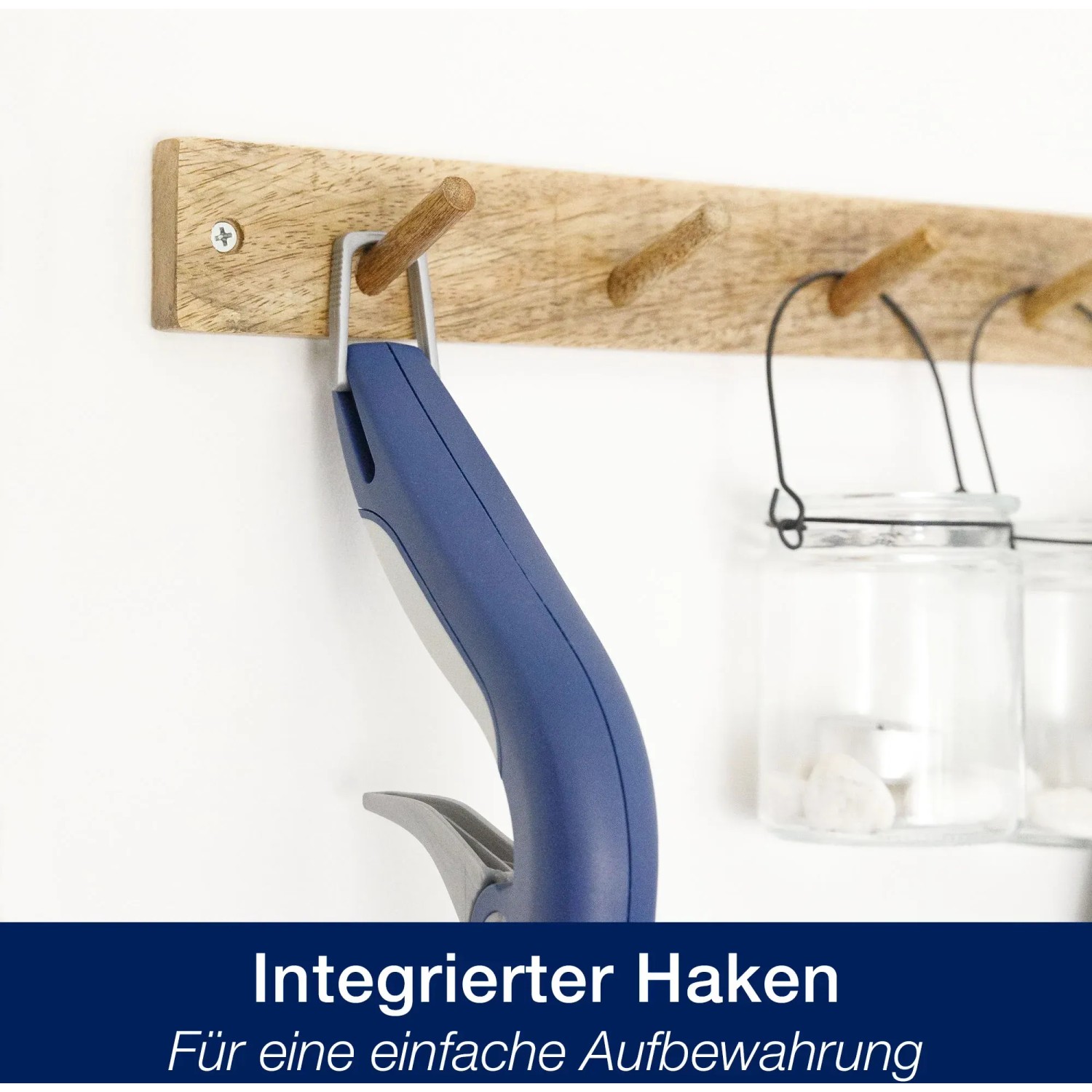 Bona Spray Mop Parkett, blau, mit Haken zur Aufbewahrung an Garderobe.