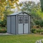Graues Keter Kunststoff-Gartenhaus Lineus mit Doppeltür und Fenstern im Garten.