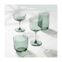 Vier sagegrüne Trinkgläser in verschiedenen Formen (Coupe, Weinglas, Tumbler) aus dem 5-teiligen like. Glass Set.