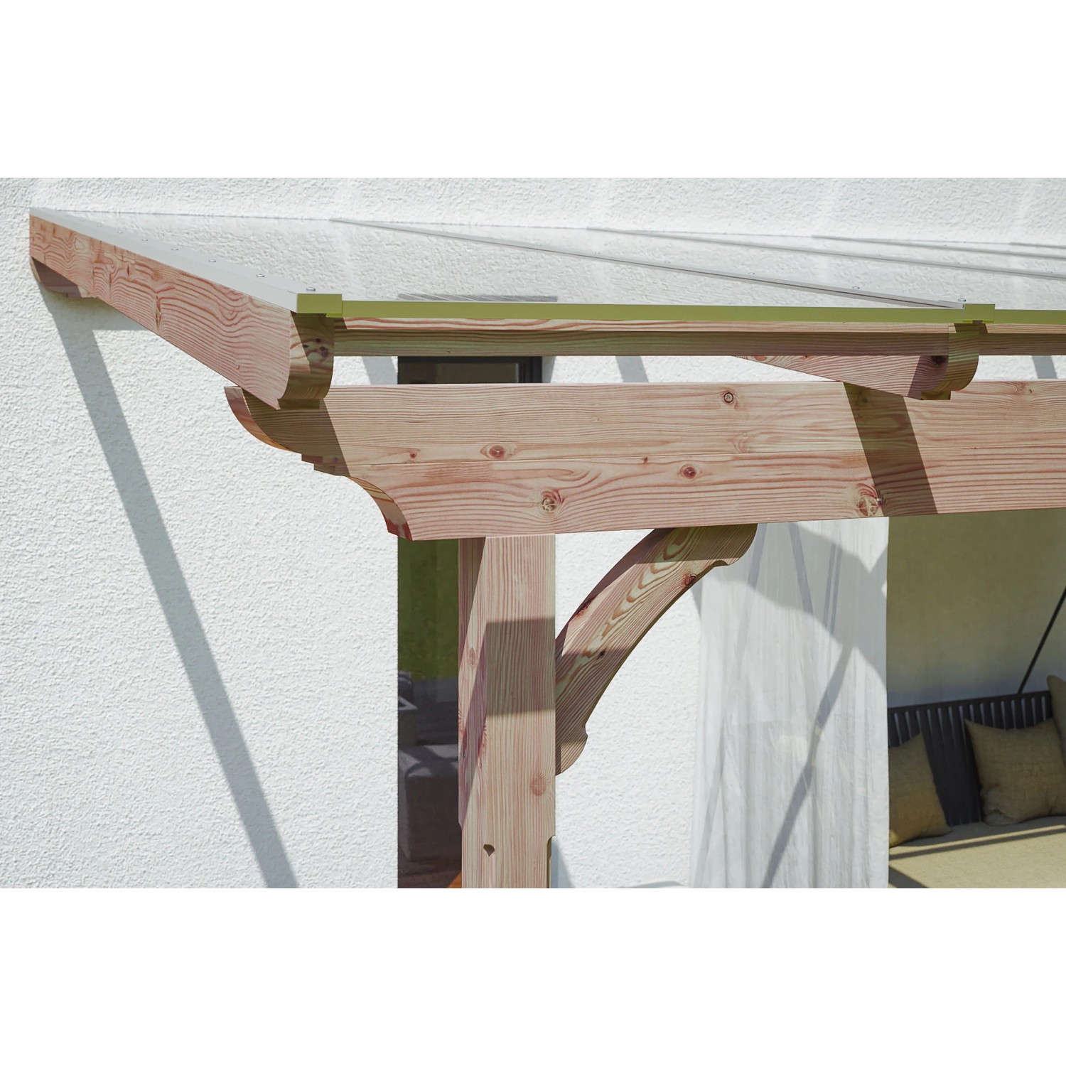 Detailansicht Skan Holz Terrassenüberdachung Ravenna aus Douglasie mit klarer Doppelstegplatte.