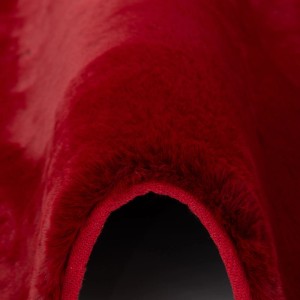 Detailaufnahme: Roter, runder Pergamon Luxus Fellteppich Plush (120x120cm).