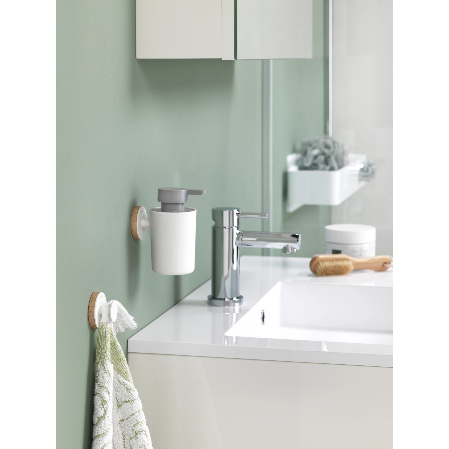 Tiger Toilettenpapierhalter Urban Weiß ohne Deckel im Badezimmer, schwenkbar.