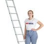 PROREGAL Anlegeleiter Economy Plus mit 11 Sprossen und einer Frau zur Größenorientierung.