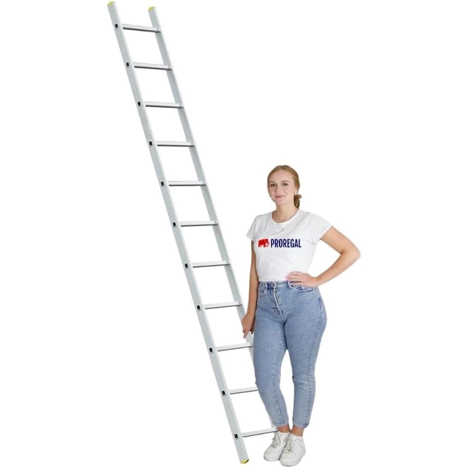 PROREGAL Anlegeleiter Economy Plus mit 11 Sprossen und einer Frau zur Größenorientierung.