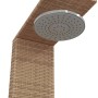 Beige Gartendusche aus Rattan und Akazienholz mit Duschkopf.