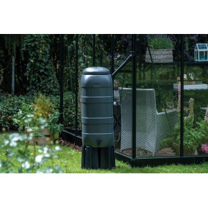 Schwarze Halls Regentonne 100 l mit Ständer neben Gewächshaus im Garten. Ideal für Gießkannen.