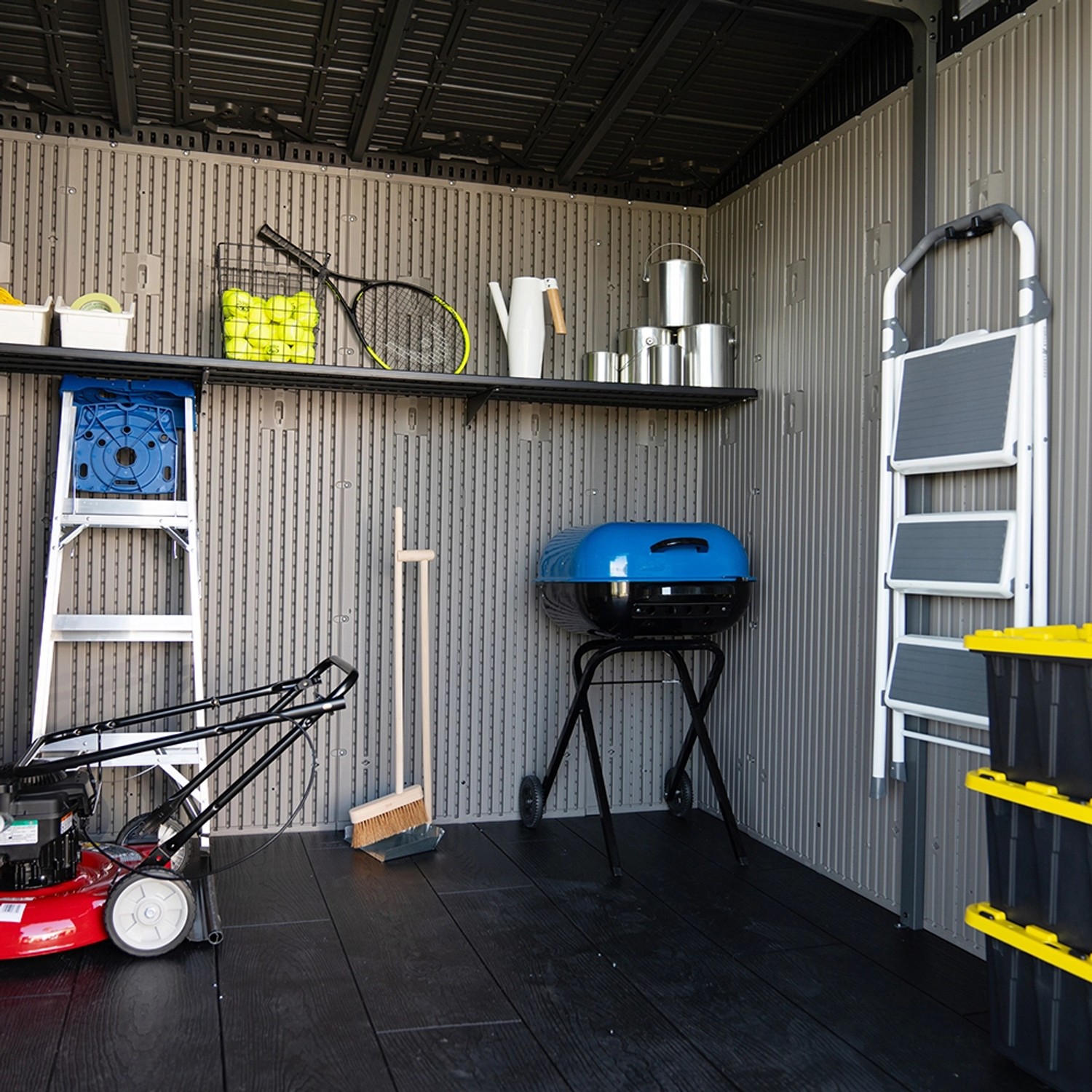 Innenansicht: Lifetime Gerätehaus Merkur dunkelgrau mit Gartengeräten und Regalen.