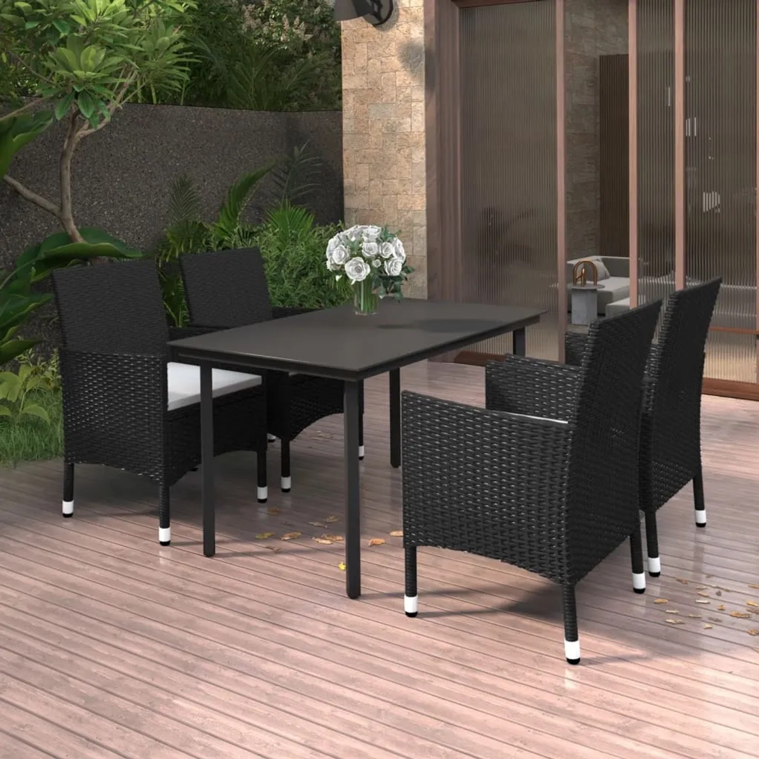 Schwarze 5-tlg. Garten-Essgruppe aus Rattan mit Glasplatte und cremeweißen Auflagen.