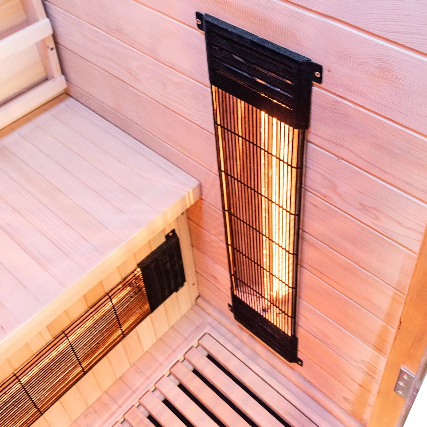 Innenansicht der Dewello Infrarotkabine Hamlin mit Vollspektrumstrahler und Sitzbank aus Hemlock Tannenholz.