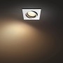 Eckiger, weißer Philips Hue LED-Einbauspot Centura mit warmweißem Licht.