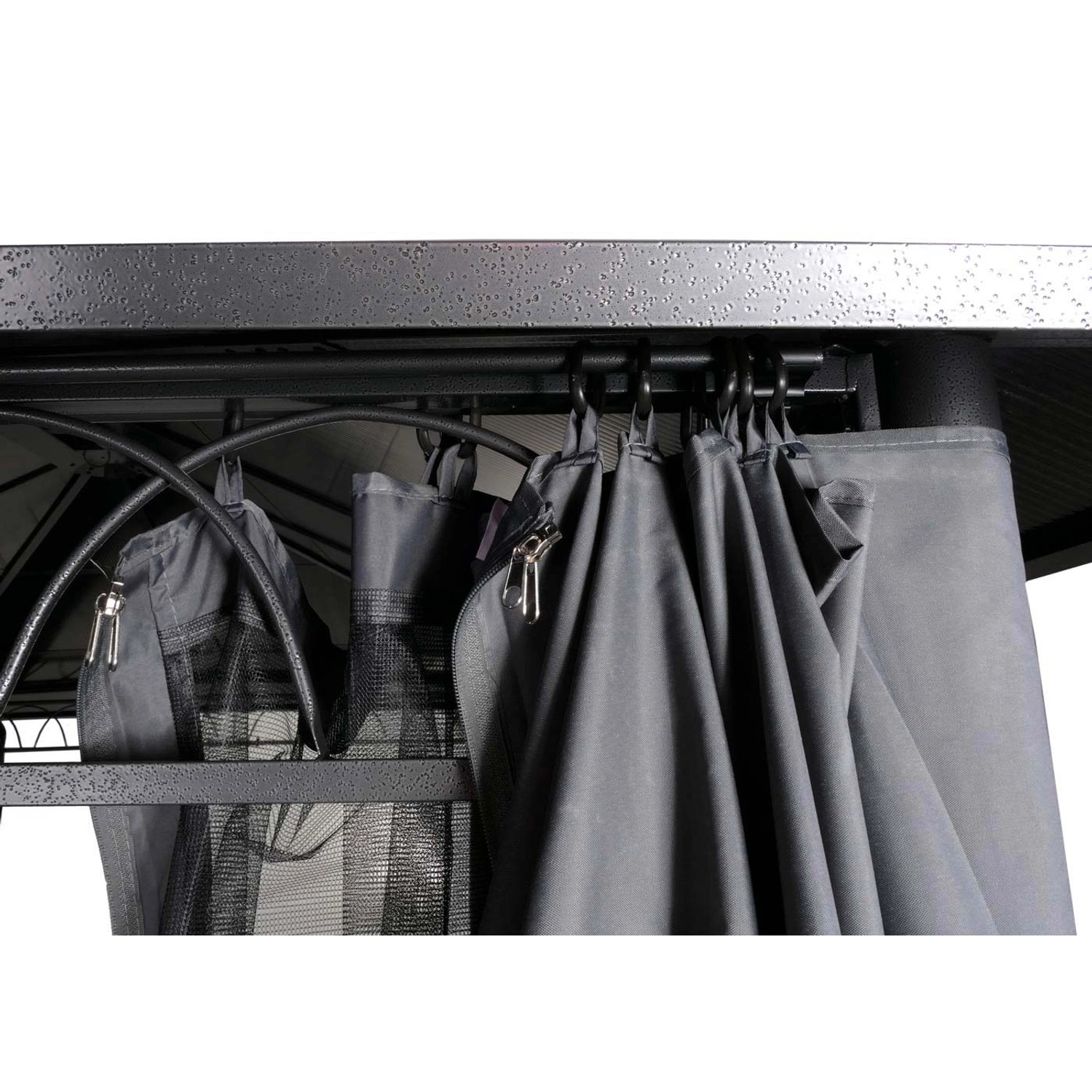 Detailaufnahme der grauen MCW Hardtop Pergola M81 mit Seitenwand und Moskitonetz.