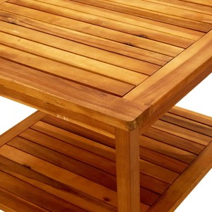 Quadratischer Couchtisch aus Akazienholz mit Ablage, 60x60 cm. Holzmaserung sichtbar.