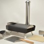 Tepro Pellet-Pizzaofen Danbury, schwarz-silber mit Zubehör wie Pizzaschieber und Stein.