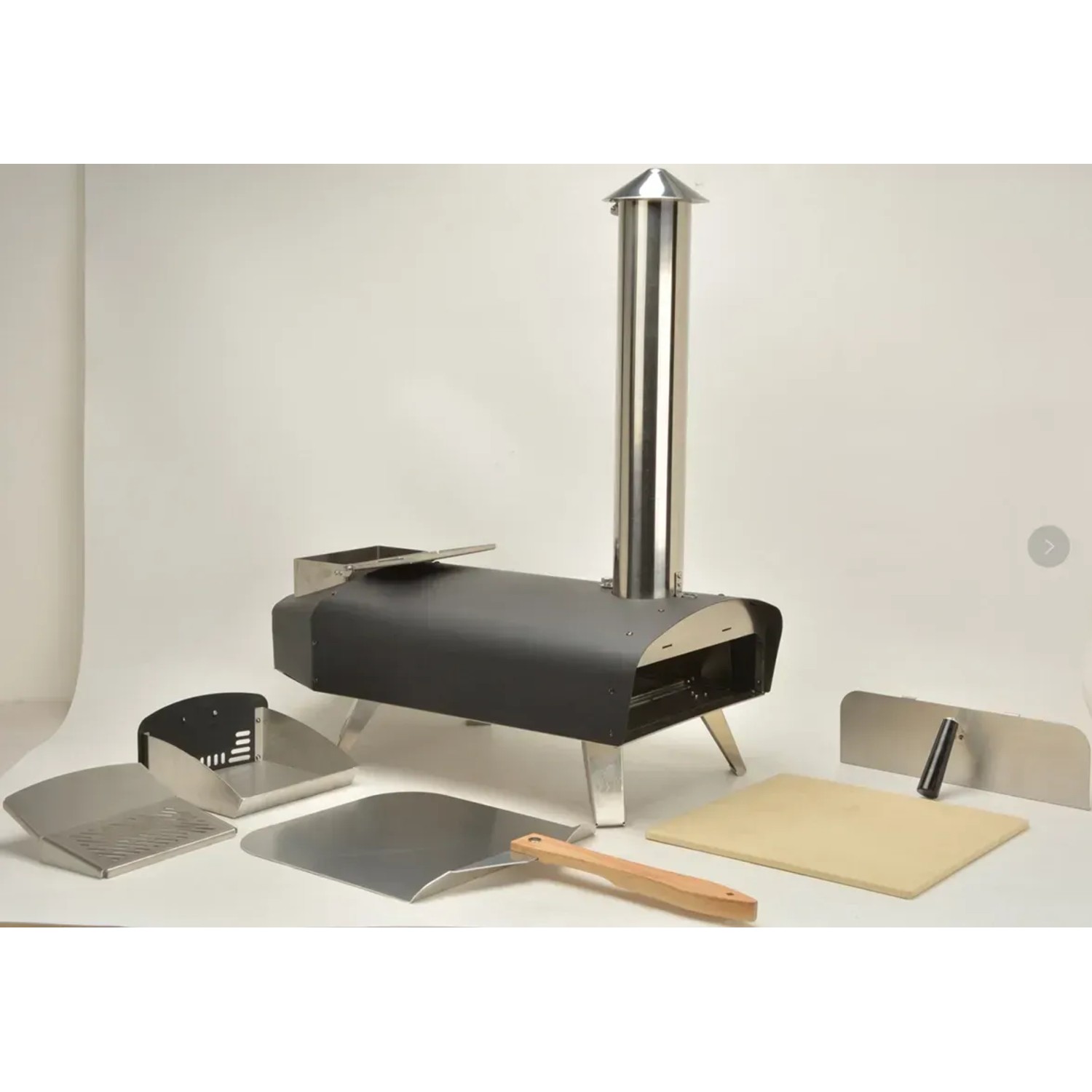 Tepro Pellet-Pizzaofen Danbury, schwarz-silber mit Zubehör wie Pizzaschieber und Stein.