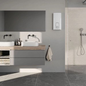 Stiebel Eltron Durchlauferhitzer DHB ST TREND im modernen Bad mit Waschbecken und Dusche.