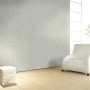 Vliestapete Nabucco in Creme mit Putzstruktur und Vintage-Look an einer Wand im Wohnraum.