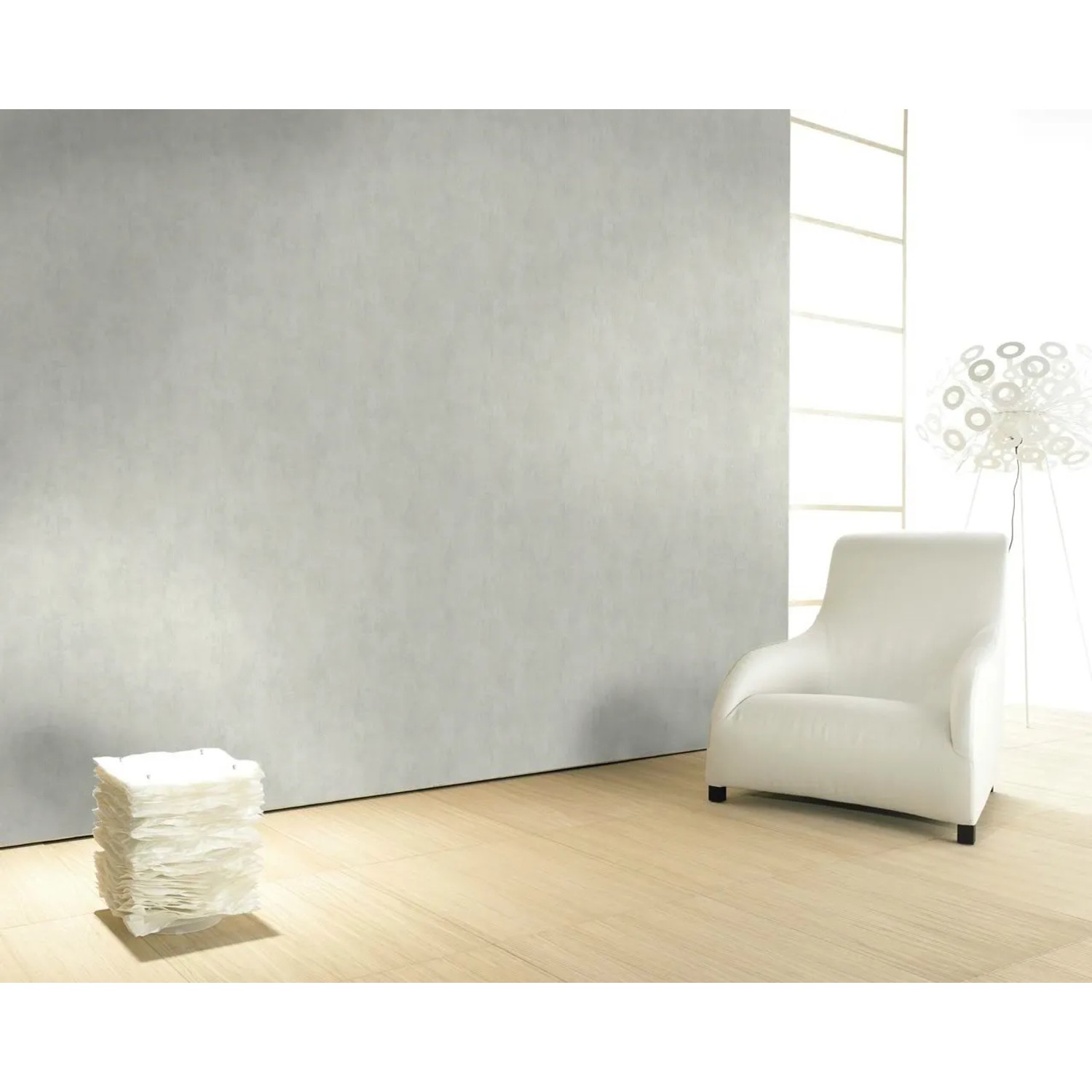 Vliestapete Nabucco in Creme mit Putzstruktur und Vintage-Look an einer Wand im Wohnraum.