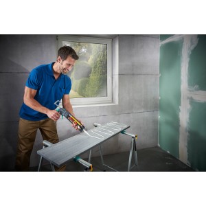 Mann benutzt wolfcraft Kartuschenpresse MG 550 zum Auftragen von Klebstoff auf ein Werkstück.