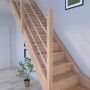 Gewendelte StarWood Treppe Rhodos aus Eiche mit Edelstahl-Geländer für den Innenbereich.