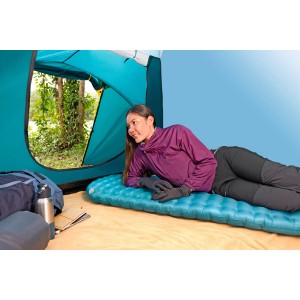 Frau liegt auf blauer Single-Isomatte AlpineLite™ im Zelt. Camping & Outdoor Zubehör.