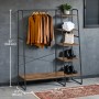 Songmics Kleiderständer Colten mit Schuhregal, braun-schwarz, mit Kleidung, Schuhen und Accessoires.