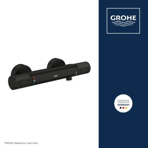 Schwarze, matte Grohe Precision Feel Thermostat-Brause mit gerändelten Griffen für die Wandmontage.