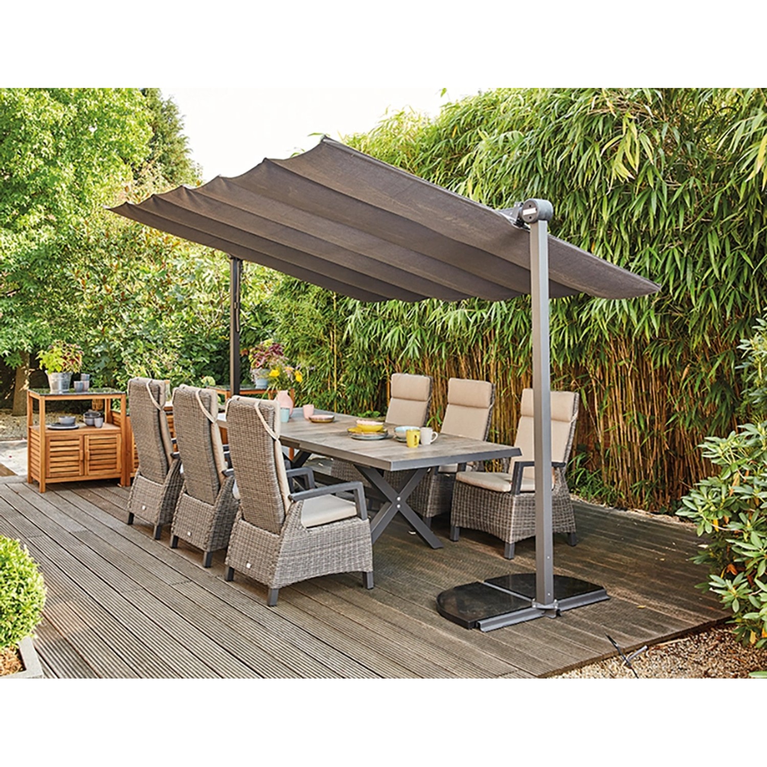 Rechteckiger, anthrazitfarbener Siena Garden Marktschirm 350x250 cm mit Neigungsfunktion über einer Gartengarnitur.