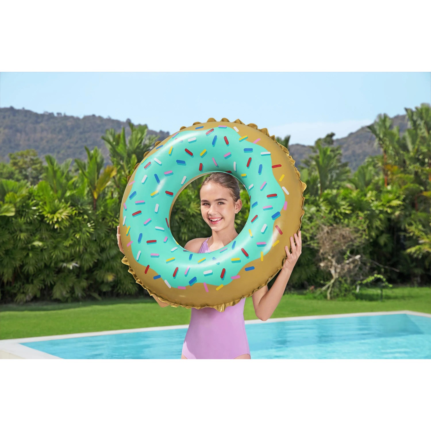 Bestway Schwimmring Sweet Donut Ø 77 cm mit bunten Streuseln und Mädchen am Pool.