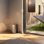 EcoFlow STREAM Ultra Balkonkraftwerk mit Speicher und zwei Solarmodulen im Außenbereich.