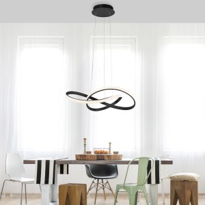 Moderne, schwarze LED-Pendelleuchte Maria mit geschwungenem Design (57x120cm) über Esstisch.