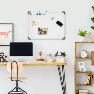 HOMCOM Whiteboard zur Wandmontage im modernen Büro, mit grauem Rahmen, bunten Magneten und Radiergummi.