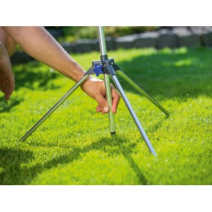 Detailaufnahme der LUX Gartendusche mit Dreifuß auf Rasen. Höhenverstellbare Outdoor Dusche.