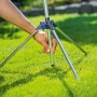 Detailaufnahme der LUX Gartendusche mit Dreifuß auf Rasen. Höhenverstellbare Outdoor Dusche.