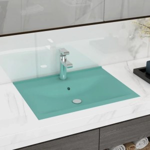 Rechteckiges matt-hellgrünes Keramik-Waschbecken mit Hahnloch und Überlauf, in moderner Waschtischplatte.